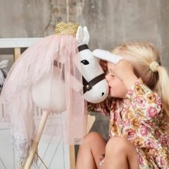 By Astrup Stokpaardje Wit 18 By Astrup Stokpaardje Wit -Little Dutch || Djeco Verkoopwinkel by astrup by astrup stokpaardje wit 6