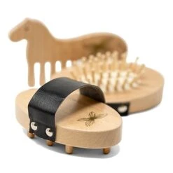 By Astrup Verzorgingsset Voor Stokpaarden 12 By Astrup Verzorgingsset Voor Stokpaarden -Little Dutch || Djeco Verkoopwinkel by astrup by astrup verzorgingsset voor stokpaarde 3