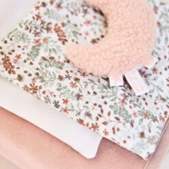 Jollein Rammelaar Moon Pale Pink -Little Dutch || Djeco Verkoopwinkel jollein jollein rammelaar moon pale pink 2