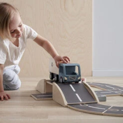 Kid's Concept Kids Concept Houten Autobaan Aiden 18-delig -Little Dutch || Djeco Verkoopwinkel kids concept kids concept houten autobaan aiden 18 6