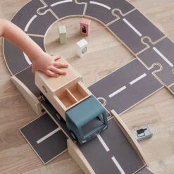 Kid's Concept Kids Concept Houten Autobaan Aiden 18-delig -Little Dutch || Djeco Verkoopwinkel kids concept kids concept houten autobaan aiden 18 8