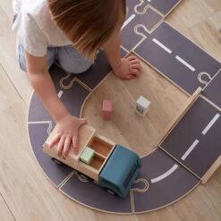 Kid's Concept Kids Concept Houten Autobaan Aiden 18-delig -Little Dutch || Djeco Verkoopwinkel kids concept kids concept houten autobaan aiden 18 9