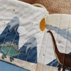 Konges Slojd Stoffen Babyboekje Dino -Little Dutch || Djeco Verkoopwinkel konges slojd konges slojd stoffen babyboekje dino 1