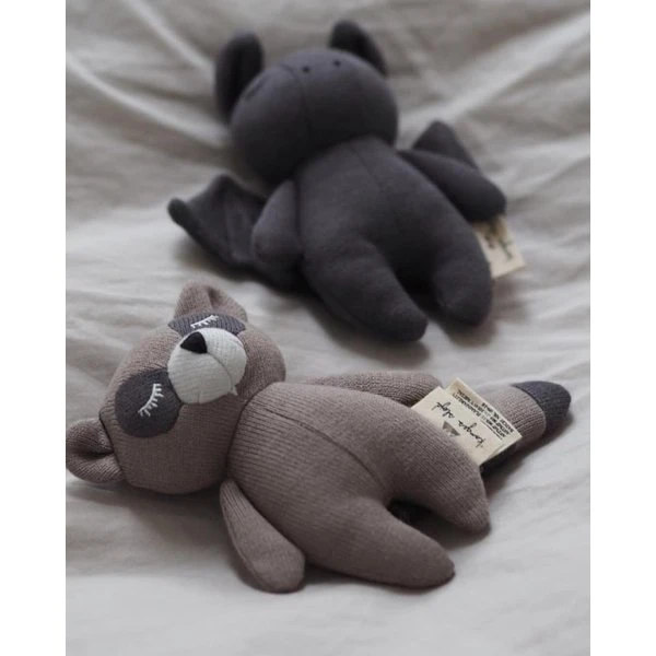 Rammelaar Mini Racoon Brown - Konges Sløjd 4 Rammelaar Mini Racoon Brown - Konges Sløjd - Afbeelding 2