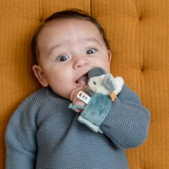 Little Dutch Armbandrammelaar Sailors Bay -Little Dutch || Djeco Verkoopwinkel little dutch little dutch armbandrammelaar sailors 3