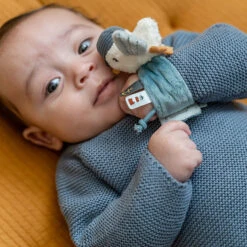 Little Dutch Armbandrammelaar Sailors Bay -Little Dutch || Djeco Verkoopwinkel little dutch little dutch armbandrammelaar sailors 4