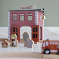 Little Dutch Houten Speelset - Brandweerkazerne -Little Dutch || Djeco Verkoopwinkel little dutch little dutch houten speelset brandwee 2