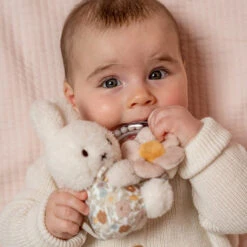 Little Dutch Nijntje Ringrammelaar Vintage Little Flowers 10 Little Dutch Nijntje Ringrammelaar Vintage Little Flowers -Little Dutch || Djeco Verkoopwinkel little dutch little dutch nijntje ringrammelaar vi 6