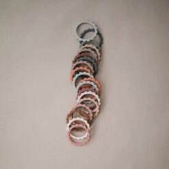 Mushie Flower Bijtring Armband Black -Little Dutch || Djeco Verkoopwinkel mushie mushie flower bijtring armband black 2