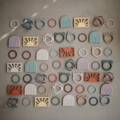 Mushie Flower Bijtring Armband Blush -Little Dutch || Djeco Verkoopwinkel mushie mushie flower bijtring armband blush 3