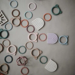 Mushie Flower Bijtring Armband Cambridge Blue -Little Dutch || Djeco Verkoopwinkel mushie mushie flower bijtring armband cambridge bl 2