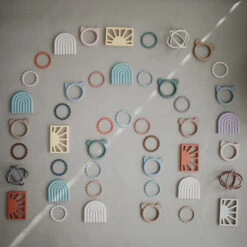 Mushie Flower Bijtring Armband Cambridge Blue -Little Dutch || Djeco Verkoopwinkel mushie mushie flower bijtring armband cambridge bl 3