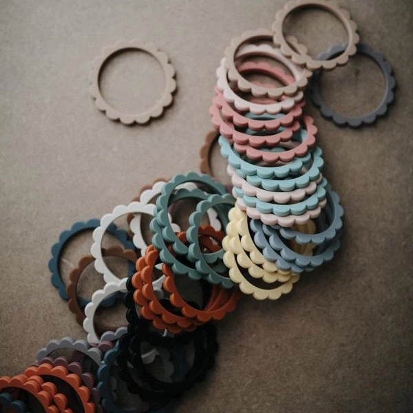 Mushie Flower Bijtring Armband Clay 4 Mushie Flower Bijtring Armband Clay - Afbeelding 2