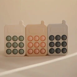 Mushie Pop It Speelgoed Telefoon Cambridge Blue -Little Dutch || Djeco Verkoopwinkel mushie mushie pop it speelgoed telefoon cambridge 2