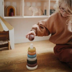 Mushie Stapeltoren - Ringtoren Rustic 11 Mushie Stapeltoren - Ringtoren Rustic -Little Dutch || Djeco Verkoopwinkel mushie mushie stapeltoren ringtoren rustic 2