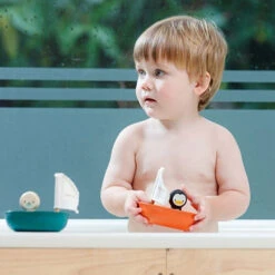 Plan Toys - Badspeelgoed - Zeilboot Zeehond +1jr -Little Dutch || Djeco Verkoopwinkel plan toys plan toys badspeelgoed zeilboot zeehond 2