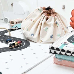 Play And Go Speelmat En Opbergzak Big Cars -Little Dutch || Djeco Verkoopwinkel play and go play and go speelmat en opbergzak big 5