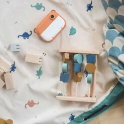 Play And Go Speelmat En Opbergzak Dino -Little Dutch || Djeco Verkoopwinkel play and go play and go speelmat en opbergzak dino 4