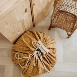 Play And Go Speelmat En Opbergzak Organic Grid Mustard 16 Play And Go Speelmat En Opbergzak Organic Grid Mustard -Little Dutch || Djeco Verkoopwinkel play and go play and go speelmat en opbergzak orga 32