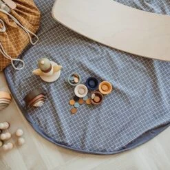 Play And Go Speelmat En Opbergzak Organic Grid Blue -Little Dutch || Djeco Verkoopwinkel play and go play and go speelmat en opbergzak orga 5