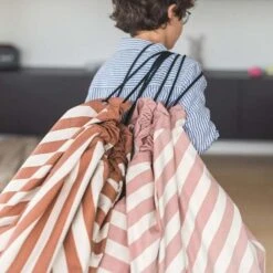 Play And Go Speelmat En Opbergzak Stripes Pink New -Little Dutch || Djeco Verkoopwinkel play and go play and go speelmat en opbergzak stri 10