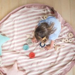 Play And Go Speelmat En Opbergzak Stripes Pink New -Little Dutch || Djeco Verkoopwinkel play and go play and go speelmat en opbergzak stri 11