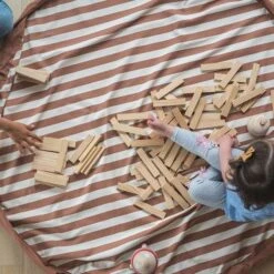 Play And Go Speelmat En Opbergzak Stripes Brown 12 Play And Go Speelmat En Opbergzak Stripes Brown -Little Dutch || Djeco Verkoopwinkel play and go play and go speelmat en opbergzak stri 4