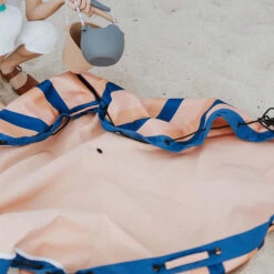 Play And Go Speelmat Opbergzak Outdoor Mokka Stripes -Little Dutch || Djeco Verkoopwinkel play and go play and go speelmat opbergzak outdoor 16