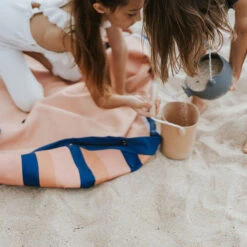 Play And Go Speelmat Opbergzak Outdoor Mokka Stripes -Little Dutch || Djeco Verkoopwinkel play and go play and go speelmat opbergzak outdoor 17