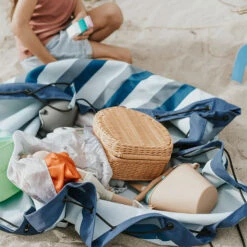 Play And Go Speelmat Opbergzak Outdoor Blue/Green Stripes -Little Dutch || Djeco Verkoopwinkel play and go play and go speelmat opbergzak outdoor 2