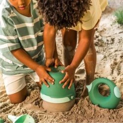 Quut Bucki Lagoon Emmer Met Zeef -Little Dutch || Djeco Verkoopwinkel quut quut bucki lagoon emmer met zeef 4