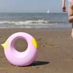 Quut Cana Small Banana Pink Gieter -Little Dutch || Djeco Verkoopwinkel quut quut cana small banana pink gieter 2