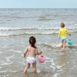 Quut Mini Ballo Banana Pink Emmer -Little Dutch || Djeco Verkoopwinkel quut quut mini ballo banana pink emmer 2