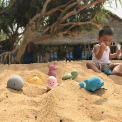 Tikiri Badspeeltje Met Belletje Dolfijn -Little Dutch || Djeco Verkoopwinkel tikiri tikiri badspeeltje met belletje dolfijn 3