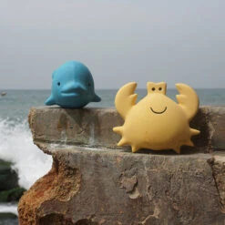 Tikiri Badspeeltje Met Belletje Dolfijn -Little Dutch || Djeco Verkoopwinkel tikiri tikiri badspeeltje met belletje dolfijn 4