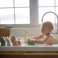 Tikiri Badspeeltje Met Belletje Krokodil -Little Dutch || Djeco Verkoopwinkel tikiri tikiri badspeeltje met belletje krokodil 2