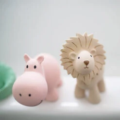 Tikiri Badspeeltje Met Belletje Nijlpaard 9 Tikiri Badspeeltje Met Belletje Nijlpaard -Little Dutch || Djeco Verkoopwinkel tikiri tikiri badspeeltje met belletje nijlpaard 3