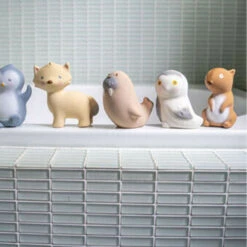 Tikiri Badspeeltje Met Belletje Sneeuwuil -Little Dutch || Djeco Verkoopwinkel tikiri tikiri badspeeltje met belletje sneeuwuil 2