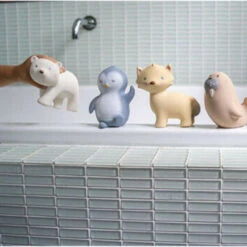 Tikiri Badspeeltje Met Belletje Zeeleeuw -Little Dutch || Djeco Verkoopwinkel tikiri tikiri badspeeltje met belletje zeeleeuw 3