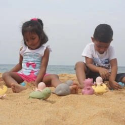 Tikiri Badspeeltje Met Belletje Zeepaardje -Little Dutch || Djeco Verkoopwinkel tikiri tikiri badspeeltje met belletje zeepaardje 5